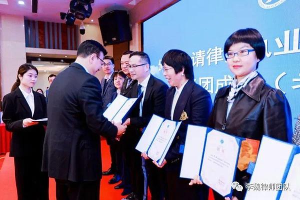 机构大举进军比特币ETF，但散户仍是市场主角